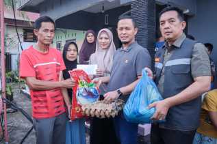 Pemko Pekanbaru Beri Bantuan ke 100 KK Korban Kebakaran Rumah