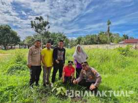 Dukung Program Green Habits Policing Kapolda Riau, Kapolsek TPTM dan Camat Tanam Pohon Bersama Masyarakat