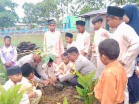 Polsek Rimba Melintang Tanam 40 Pohon di SDN 10 Karya Mukti, Dukung Program Kapolda Riau