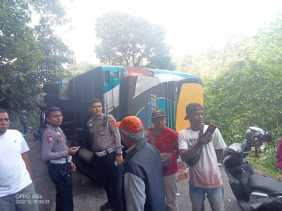 Bus Diduga Bawa Rombongan Civitas Unri Lakalantas di Silaiang Bawah Padang Panjang