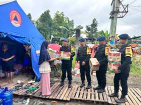 Brimob Polda Riau Bantu Sembako ke Korban Banjir Sambil Sosialisasi Pemilu