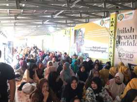 Rumah Anggota DPRD Pekanbaru Ida Yulita Diserbu Ribuan Masyarakat, Ada Apa?