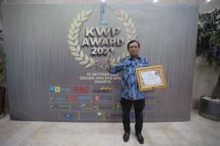 Herman Khaeron Terima Penghargaan Peduli Usaha Mikro Kecil dan Menengah dari KWP Award 2023
