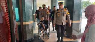 Polres Bengkalis Turun Tangan Bawa Remaja Penderita Cerebral Palsy ke RS