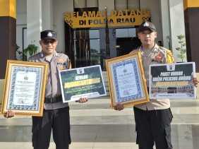 Kapolda Riau Anugerahkan Green Policing Award 2025 ke Bhabinkamtibmas Bangko Pusako