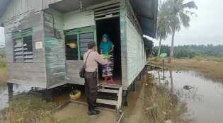 Dihantam Banjir Air Pasang, Polres Bengkalis Berikan Bantuan Kepada Warga Desa Teluk Lancar
