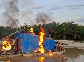 Polsek Singingi Hilir Bakar 9 Rakit PETI di Danau Nibung Kuansing