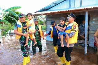 Cooling System Warga, AKBP Asep Sujarwadi Tinjau Lokasi Banjir Dan Turun Langsung Evakuasi Warga