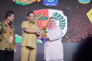 Bupati Kasmarni Terima Penghargaan UHC Award 2023