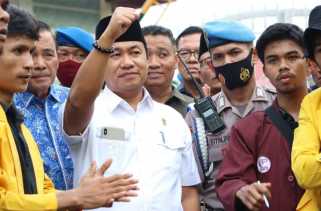 Temui Massa Unjukrasa, Ketua DPRD Riau Berjanji Teruskan Aspirasi ke Pemerintah Pusat