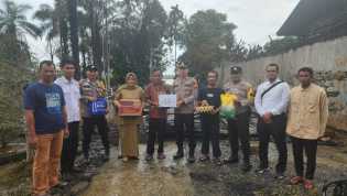 Polsek Kempas dan Pemdes Pekan Tua Berikan Bansos ke Korban Kebakaran