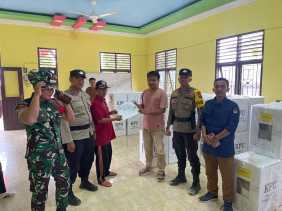 TNI-Polri Kawal Pendistribusian Logistik Pemilu dari PPK ke PPS di Logas Tanah Darat