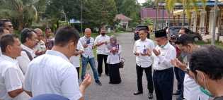 Belum Dapat Kunci, Pemprov Riau Gelar Rapat Diluar Gedung LAMR