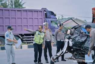 Hantam Truk Parkir, Supir dan 2 Penumpang Mobil Ayam Tewas di Lintas Pekanbaru - Bangkinang