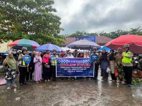 Sosialisasi Pemilu Damai, Kasat Lantas Polres Inhu Bawa Polwan Bersepeda Blusukan ke Pasar Rengat