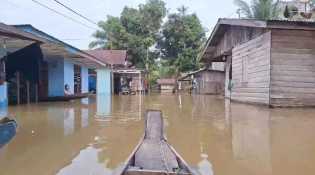 561 KK di Desa Buluh Cina Riau Terisolasi karena Banjir