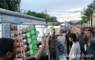 Jualan Hingga di Badan Jalan, Aktivitas PKL di Seputaran Masjid Agung Annur Mulai Ganggu Pengguna Jalan