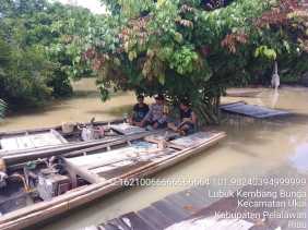 Personel Polsek Ukui Sosialisasi di Atas Perahu, Rangkul Warga Ciptakan Pilkada Damai