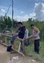 Polsek Batang Tuaka Bersama Masyarakat Desa Gemilang Jaya Gotong Royong untuk Pemilu Damai 2024