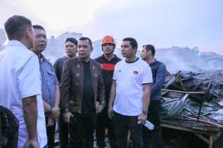 Ratusan Kios Pasar Cik Puan Terbakar, Pj Walikota Pekanbaru Tinjau Lokasi Kebakaran