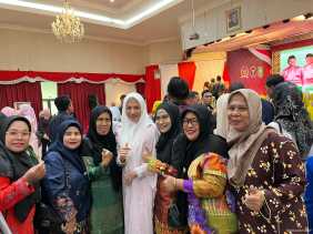 Usai Pengukuhan Pusdatin Puanri, Sulastri Agung Digandrungi untuk Berswafoto