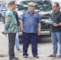 Pj Gubri Tinjau Jalan Rusak di Pekanbaru
