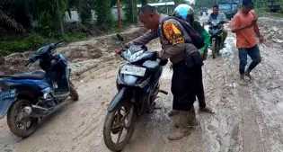 Pengabdian Personil Polres Bengkalis, Dorong Motor Hingga Gendong Warga Desa Kadur