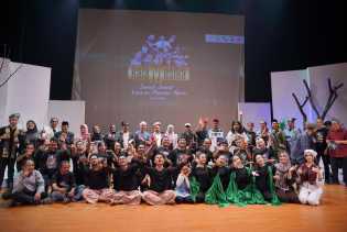 Penyair Memukau Penonton di KalaMusika Idrus Tintin, Gubernur Riau dan Wali Kota Ikut Baca Puisi