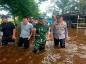 Polres Kampar dan Damrem 031 WB Bagikan Sembako ke Korban Banjir Sambil Sosilisasi Pemilu