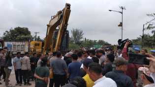 Aksi Saling Dorong Warnai Eksekusi Lahan di Jalan Siak II