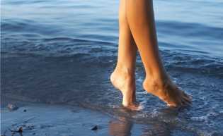 5 Cara Merawat Mata Kaki Hitam Agar Cerah