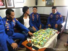 Tim Gabungan Ditpolairud Barhakam Polri dan Ditresnarkoba Polda Riau Tangkap Kurir Bawa 15 Kilo Sabu di Perairan Dumai