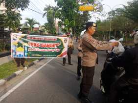 Dit Pamobvit Polda Riau Patroli Bersama dan Berbagi Takjil ke Pengendara