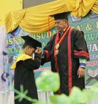 Bupati Alfedri Hadiri Wisuda Akbar 1230 Murid di Perawang