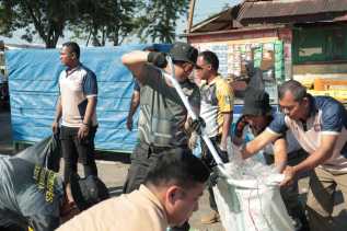 Pasca Pacu Jalur, Kapolres dan Bupati Kuansing Ikut Gotong Royong Bersihkan Tepian Narosa