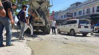 Warga Pekanbaru Kembali Cor Jalan Rusak Pakai Uang Pribadi