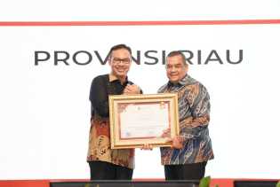Pemprov Riau Terima Penghargaan Terbaik Nasional Grand Design Pembangunan Kependudukan Dari BKKBN