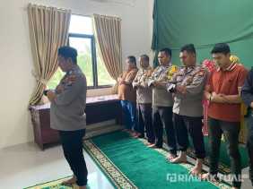 Polsek Tanah Putih Tanjung Melawan Lakukan Salat Gaib untuk 3 Personel Polri yang Gugur di Lampung
