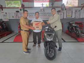 Perkuat Sinergi Bagi Negeri, Capella Honda Serahkan 1 Unit Sepeda Motor ke SMKN 3 Mandau