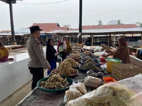 Polsek Langgam Imbau Warga Jaga Ketertiban Jelang Pilkada di Pasar Tradisional