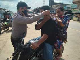 Gugah Kesadaran Penerapan Prokes Masyarakat, Polsek Ukui Edukasi dengan Bagikan Masker Gratis