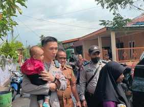 Aksi Kapolres Rohil di Riau Gendong Anak Kecil saat Sosialisasi Pemilu Damai
