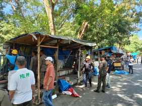 Satpol PP Pekanbaru Bongkar Puluhan Lapak Liar PKL di Kawasan Taman Kota