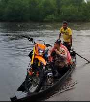 Semangat Pemilu Damai, Kapolsek Batang Tuaka Arungi Sungai dengan Sampan Leper