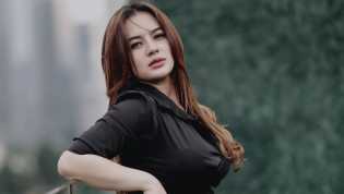 Intip 3 Gaya Iqlima Kim Pose di Depan Mini Cooper