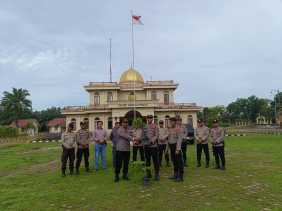 Kapolsek Bangko Pusako Beri Bibit Pohon kepada Personel yang Berulang Tahun