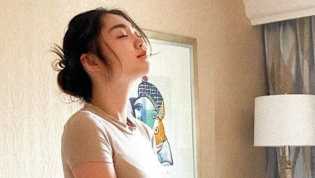 Pose Vanessa Khong di Atas Ranjang Bikin Salfok