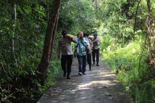 Kapolsek Dumai Barat Jalan Kaki 5 Km Untuk Sosialisasi Pemilu Damai