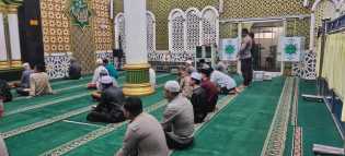 Sapa Jamaah Masjid, Polres Kuansing Titip Pesan Pemilu Damai saat Giat Safari Salat Subuh Berjamaah