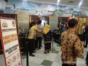 Pintu Masuk Ruang Paripurna DPRD Riau Dijaga Ketat Aparat Keamanan